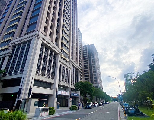 【安平大面寛指標門牌黃金店面】附雙車位!! - Image 4