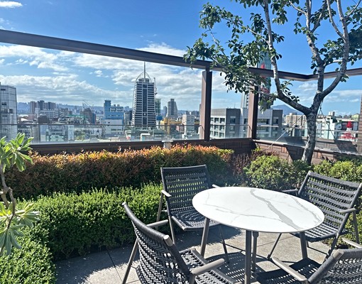 台北中正博愛特區,近西門町在中山堂正對面,鬧中取靜精品住宅. - Image 5