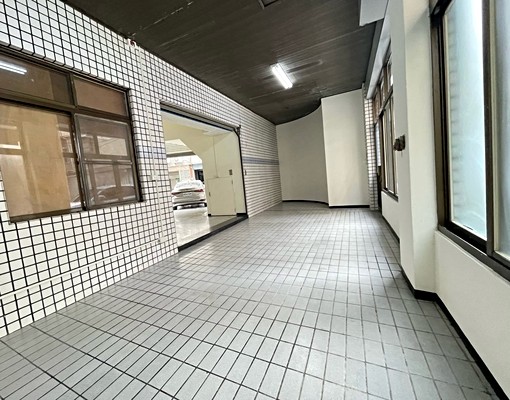 文心櫻花重慶商圈/巷內三角窗大店面1~2樓三房/可營登停三車 - Image 5
