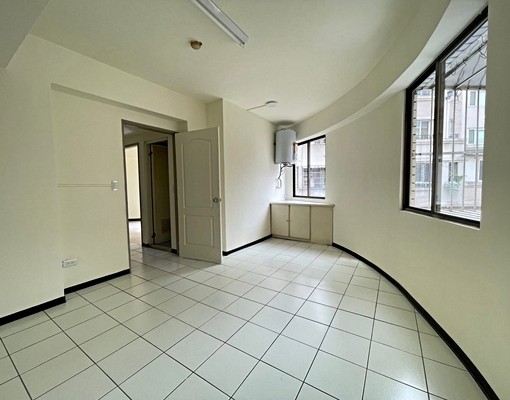 文心櫻花重慶商圈/巷內三角窗大店面1~2樓三房/可營登停三車 - Image 10