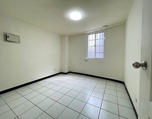 文心櫻花重慶商圈/巷內三角窗大店面1~2樓三房/可營登停三車 - Image 11