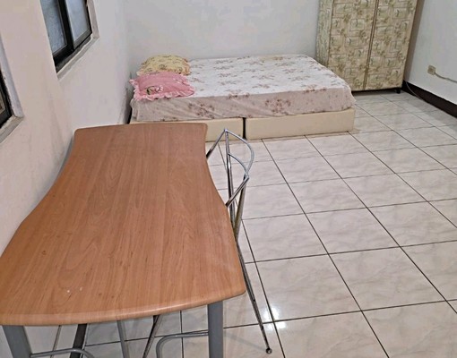 低樓層水泥隔間每間有窗採光明亮適工作室或小家庭交通便利 - Image 5