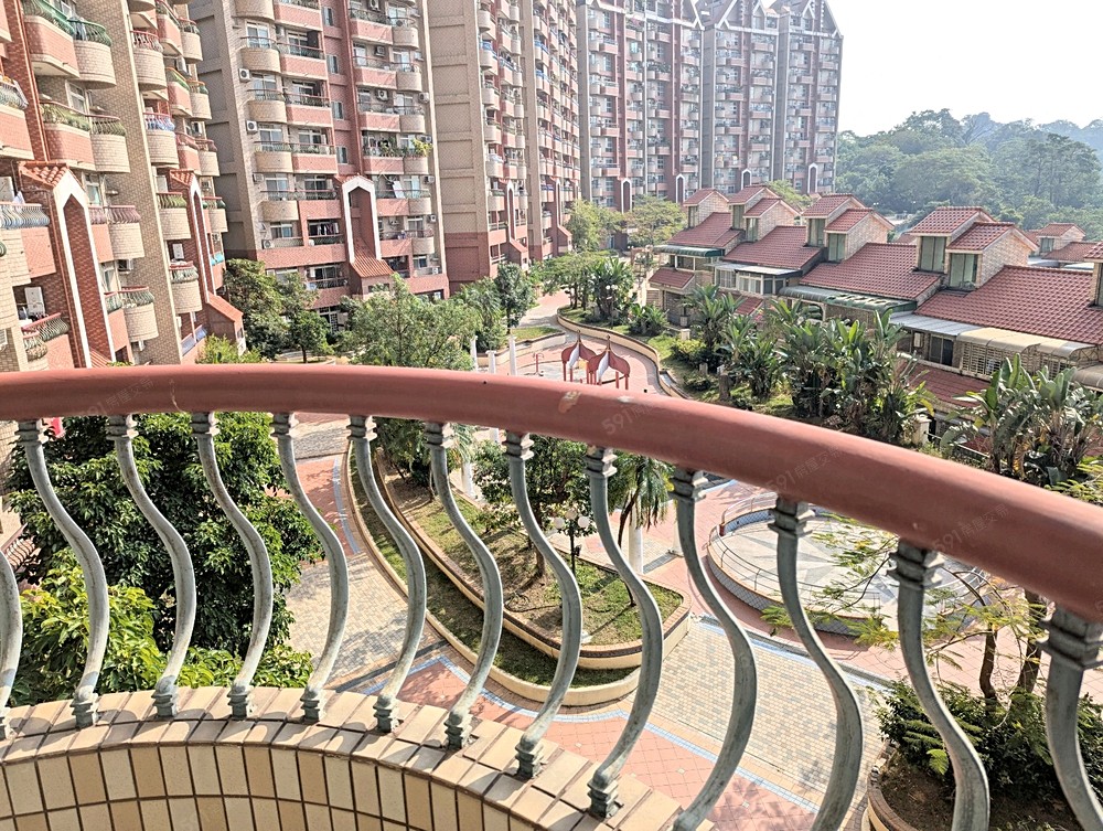 主臥陽臺面中庭安靜且綠意盎然。