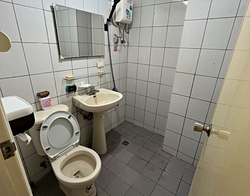 逢甲商圈電梯陽台套房-獨洗獨曬附室內專屬機車位 - Image 3