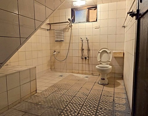 大面寬透天整棟出租門口停車超大空間(可租補) - Image 8