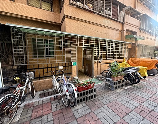 東區裕農路1樓公寓三房(有車位可租補家具可議) - Image 1