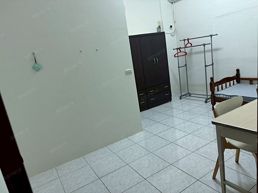 房間空間方正、採光佳,地坪乾淨明亮,好規劃好使用。