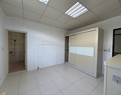 東海夜市台灣大道旁二樓美公寓 - Image 5