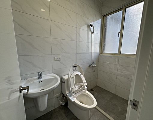 中正路透天金店面 - Image 8