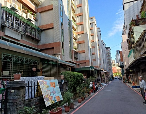 巷口有全聯,近永平市場,多線公車站,近河堤公園,生活機能便利 - Image 1