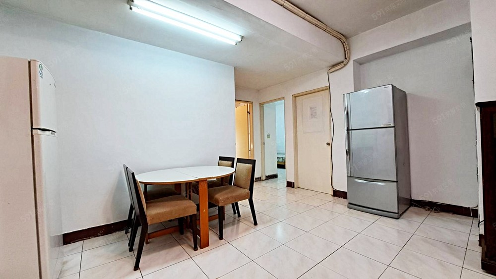 客餐廳及每間臥房均附冷氣。