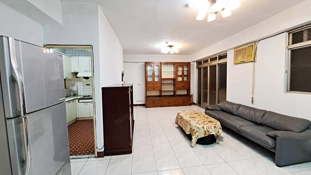 電視櫃內附有液晶電視，可舒適觀賞。