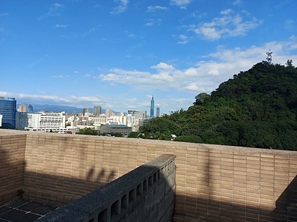 想像空閑時光在頂樓露臺手沖咖啡閱讀享受日光浴