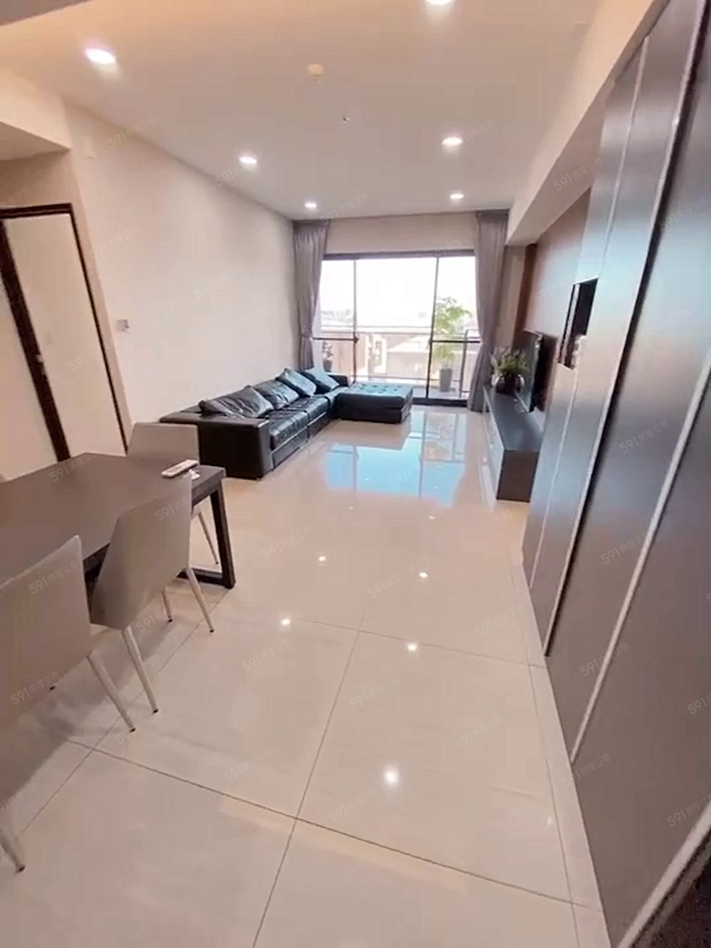 頂樓帝王戶★鉅虹建設★大三房★百萬裝潢★家具全★平車★剩一間 - Image 1