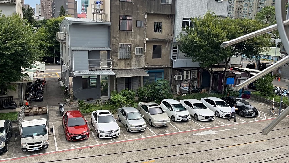 忠孝大全聯、7-11旁整層套房 - Image 1