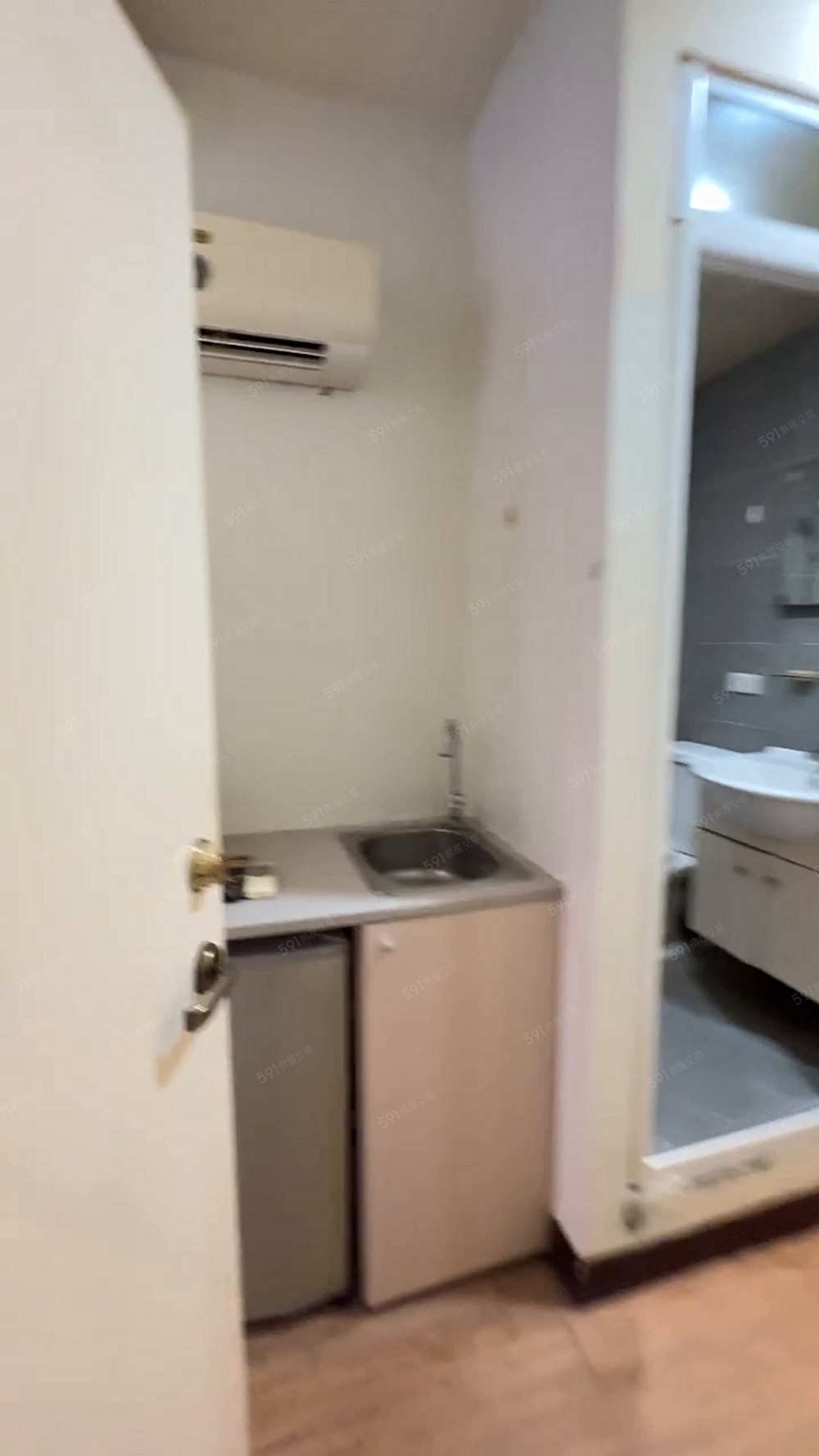 五股工商停車場旁可小寵租補陽台小套房 - Image 1