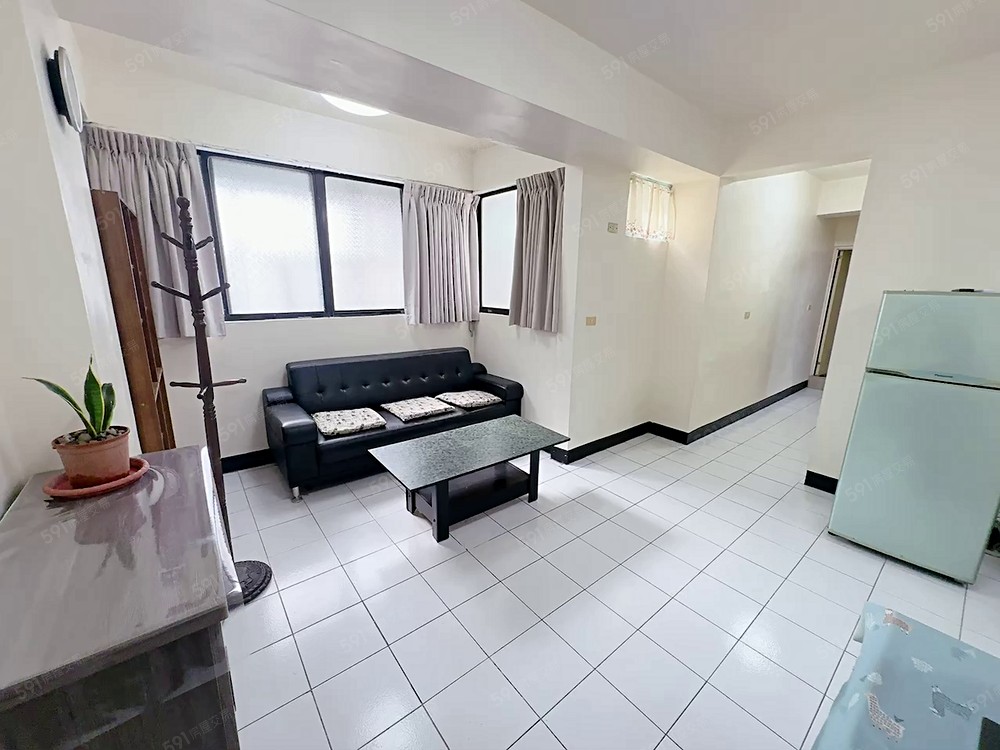 巨城商圈採光兩房生活機能好、台電帳單、要提供工作證 - Image 1