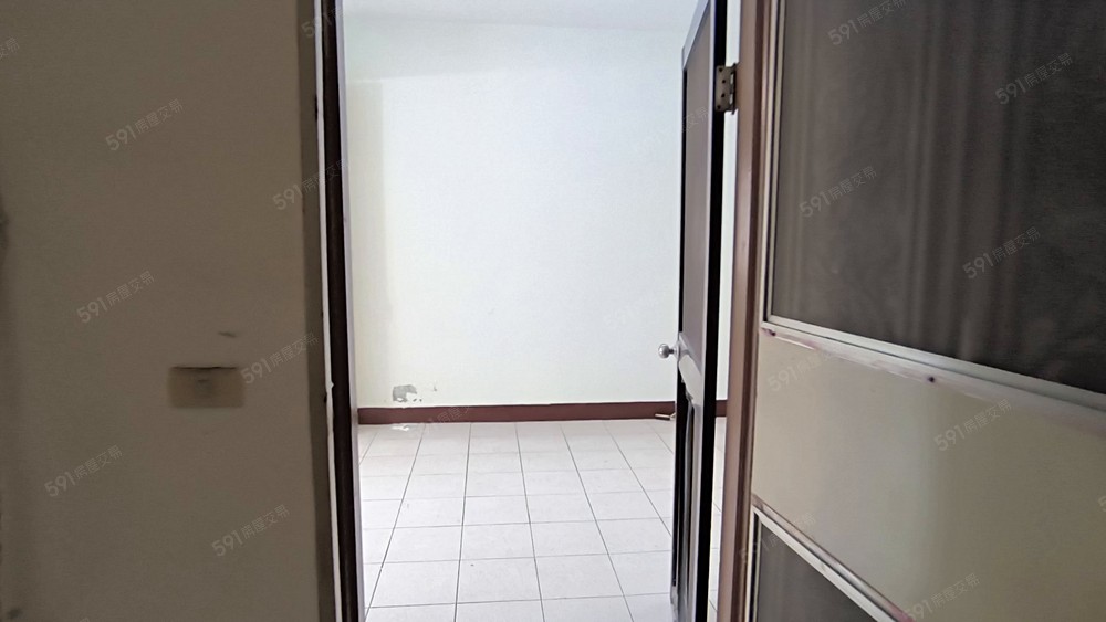 高雄輕軌站旁公寓邊間3房住家附地下室機車位 - Image 1