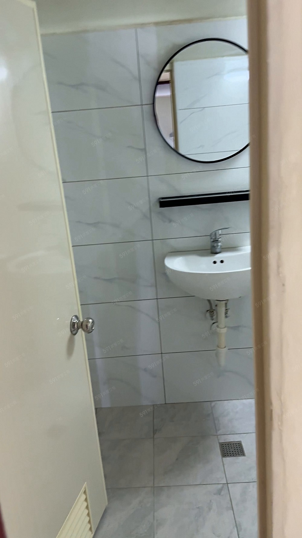 全新傢俱.乾淨安全套房安南區海佃國小旁大車庫 - Image 1