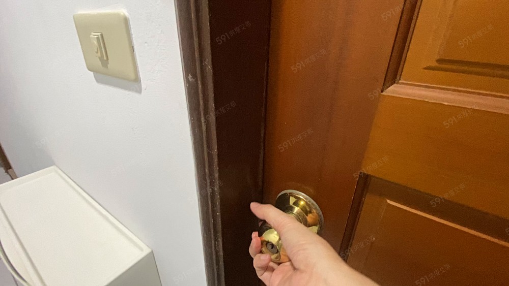 親民套房獨立衛浴、市府捷運8分鐘(704) - Image 1